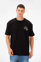 تي شيرت رجالي بقصّة عادية ورقبة دائرية وأكمام قصيرة ومطبوع من الأمام والخلف