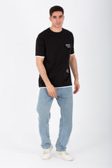 تي شيرت رجالي كبير الحجم بأكمام قصيرة وطبعة أمامية وجيب مميز في الأمام