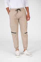 بنطلون رياضي رجالي بتفاصيل أساسية وقصة عصرية