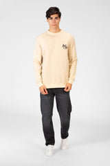 سويت شيرت رجالي برقبة دائرية مع طباعة تاج على الجهة الأمامية