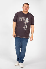 تي شيرت رجالي كبير الحجم بطبعة أمامية وأكمام نصفية ورقبة دائرية