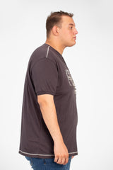 تي شيرت رجالي كبير الحجم بطبعة أمامية وأكمام نصفية ورقبة دائرية