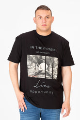 تي شيرت رجالي كبير الحجم برقبة دائرية وطبعة جرافيكية