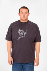 تي شيرت رجالي كبير الحجم بطبعة أمامية وأكمام قصيرة ورقبة دائرية