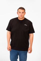 تي شيرت رجالي كبير الحجم بجيب أمامي ونص مطبوع ورقبة دائرية وأكمام قصيرة