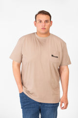 تي شيرت رجالي كبير الحجم بجيب أمامي مطبوع ورقبة دائرية وأكمام نصفية