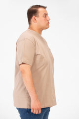 تي شيرت رجالي كبير الحجم بجيب أمامي مطبوع ورقبة دائرية وأكمام نصفية