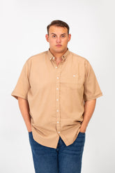 قميص رجالي أساسي بأكمام قصيرة ومقاس كبير مع جيب أمامي