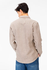 قميص رجالي مخطط بقصّة Slim Fit مع جيوب أمامية