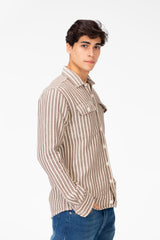 قميص رجالي مخطط بقصّة Slim Fit مع جيوب أمامية