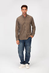 قميص كتان رجالي مخطط بقصّة Slim Fit وأكمام طويلة بألوان عصرية أساسية