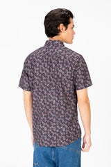 قميص رجالي منقط بقصّة Slim Fit وكمّ نصفيّ