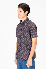 قميص رجالي منقط بقصّة Slim Fit وكمّ نصفيّ