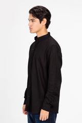 قميص رجالي أساسي من الكتان بقصّة عادية