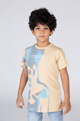 تي شيرت للأولاد برقبة دائرية وأكمام قصيرة مع نصف طباعة