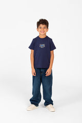 تي شيرت للأولاد بأكمام قصيرة وطبعة جرافيكية من الخلف