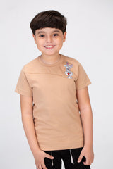 تي شيرت للأولاد برقبة دائرية وأكمام قصيرة مع طباعة حرف A وصورة أرنب على الجهة الأمامية