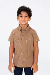 تي شيرت بولو للأولاد بأكمام نصفية مطبوع على الجهة الأمامية مصنوع من مادة بيكا المريحة