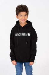 سويت شيرت بغطاء للرأس وأكمام طويلة للأولاد مع طباعة نصية على الجهة الأمامية