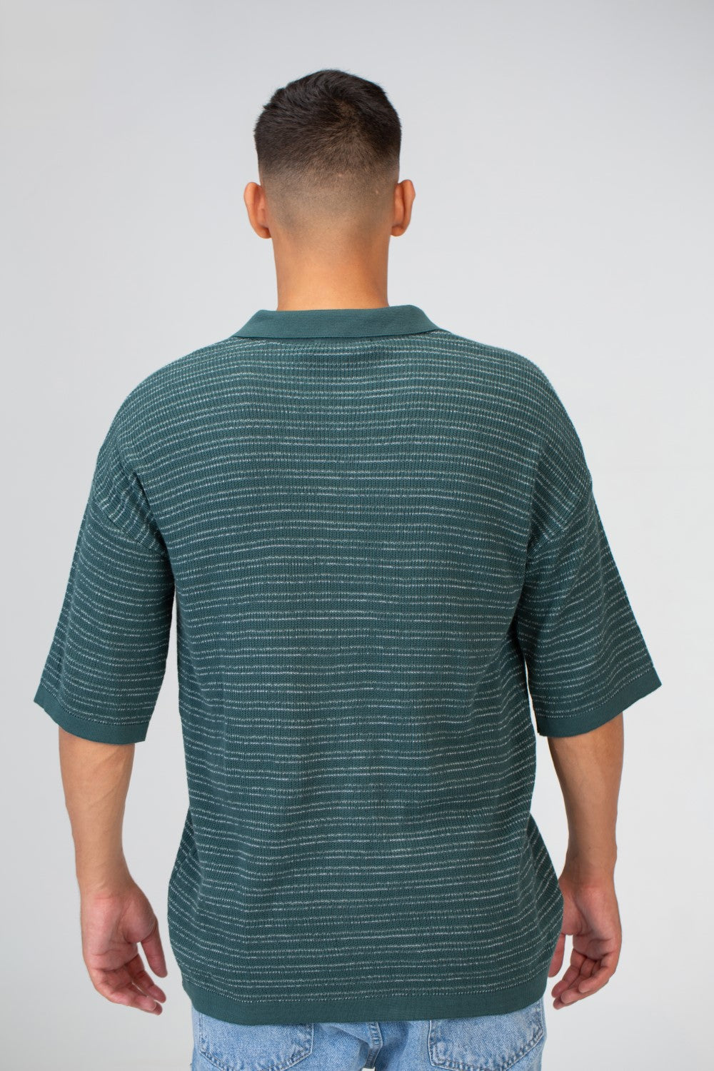 قميص رجالي مخطط بأكمام نصفية من قماش تريكو مريح وعملي