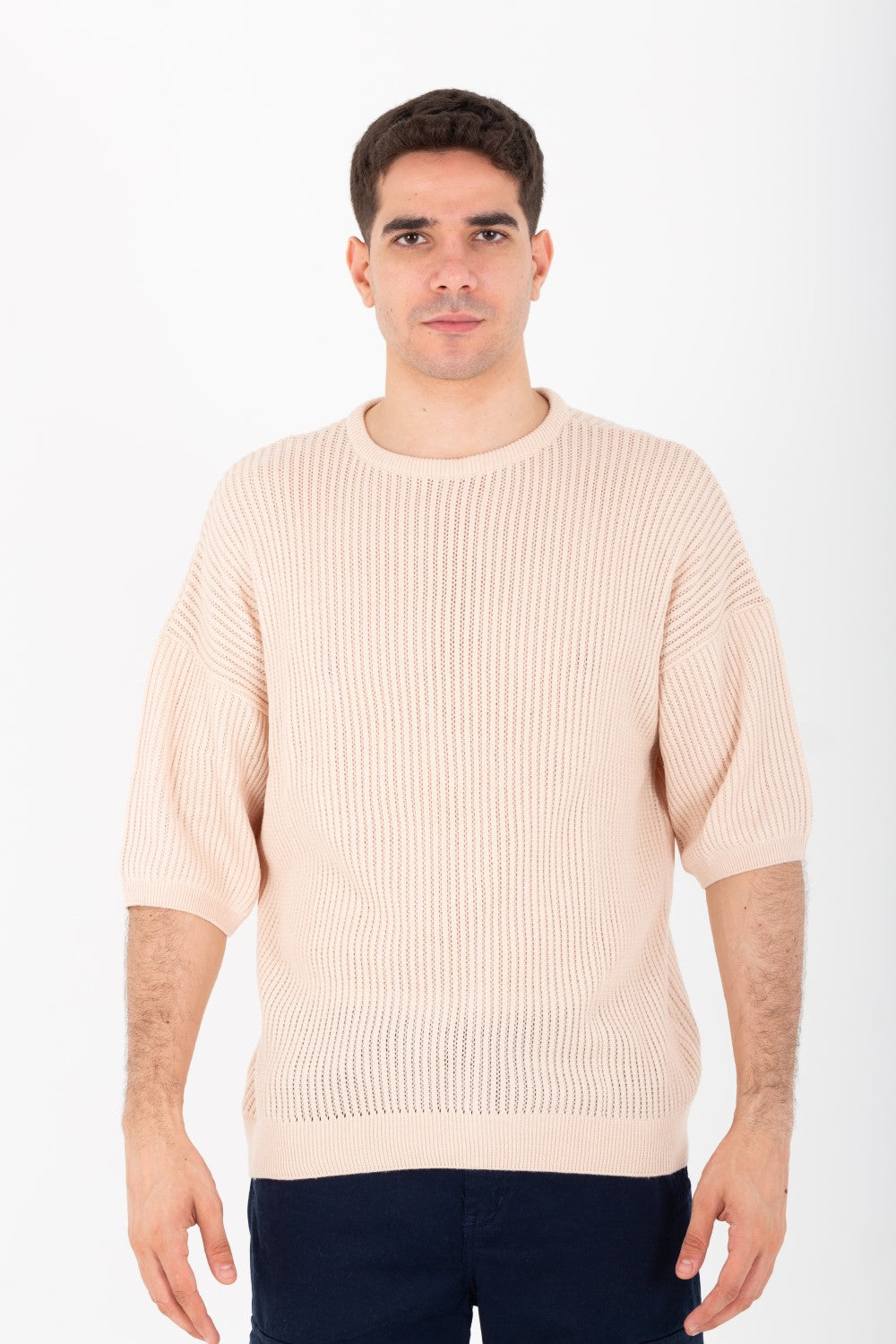 تي شيرت رجالي أساسي دائري بقصّة تريكو سليم فيت مصنوع من خامة عالية الجودة