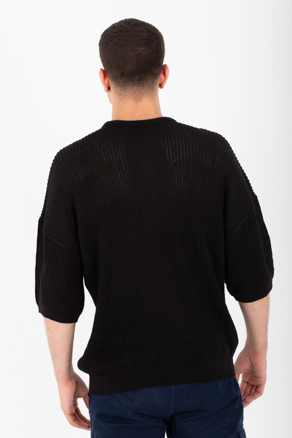 تي شيرت رجالي أساسي دائري بقصّة تريكو سليم فيت مصنوع من خامة عالية الجودة