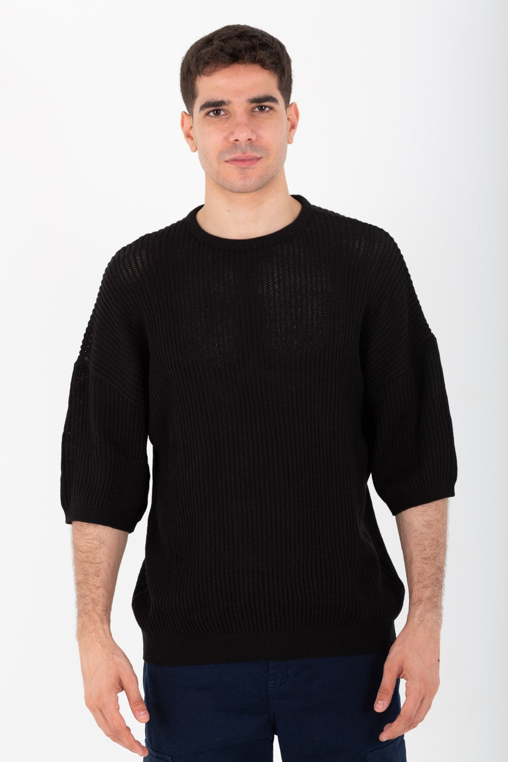 تي شيرت رجالي أساسي دائري بقصّة تريكو سليم فيت مصنوع من خامة عالية الجودة