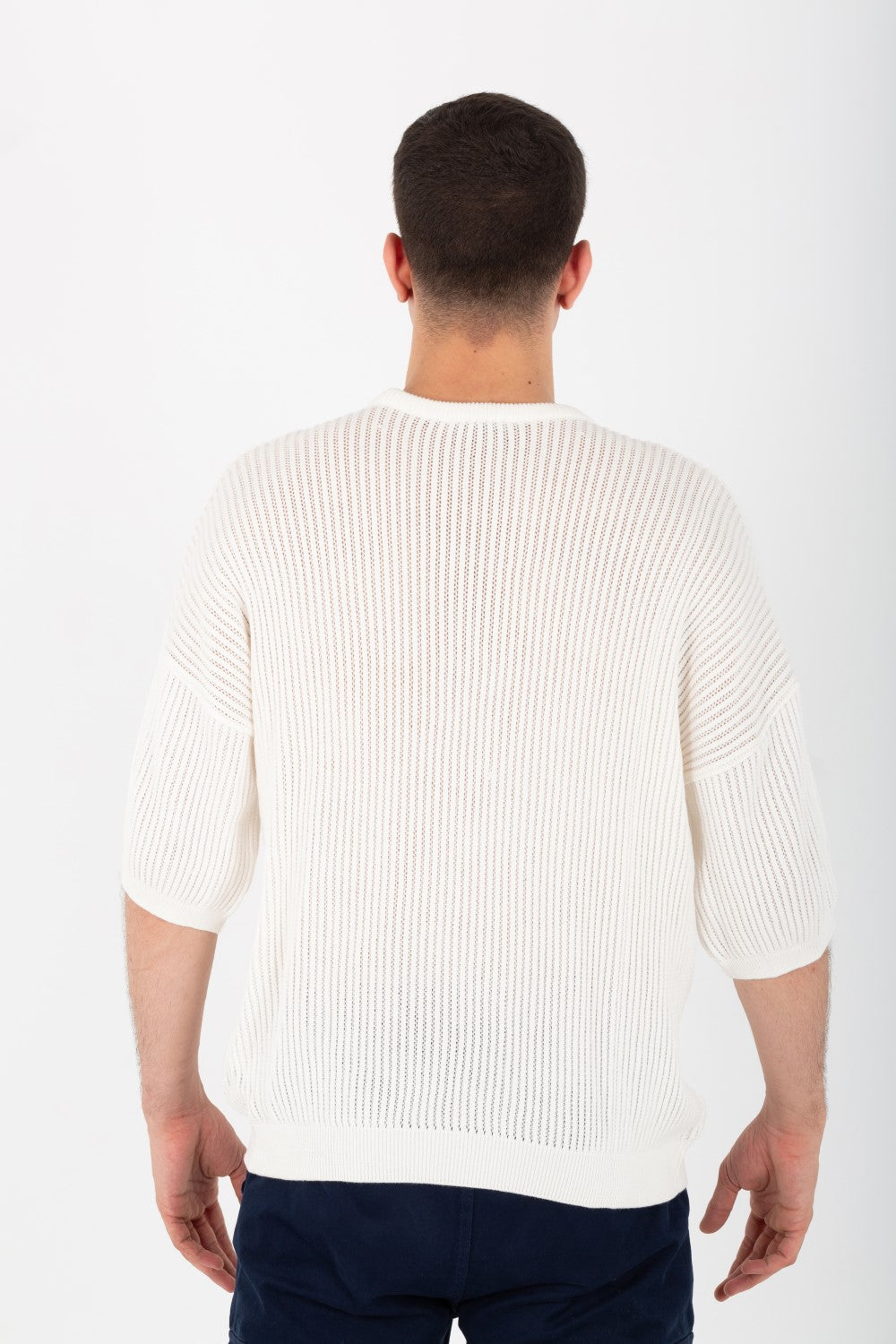 تي شيرت رجالي أساسي دائري بقصّة تريكو سليم فيت مصنوع من خامة عالية الجودة