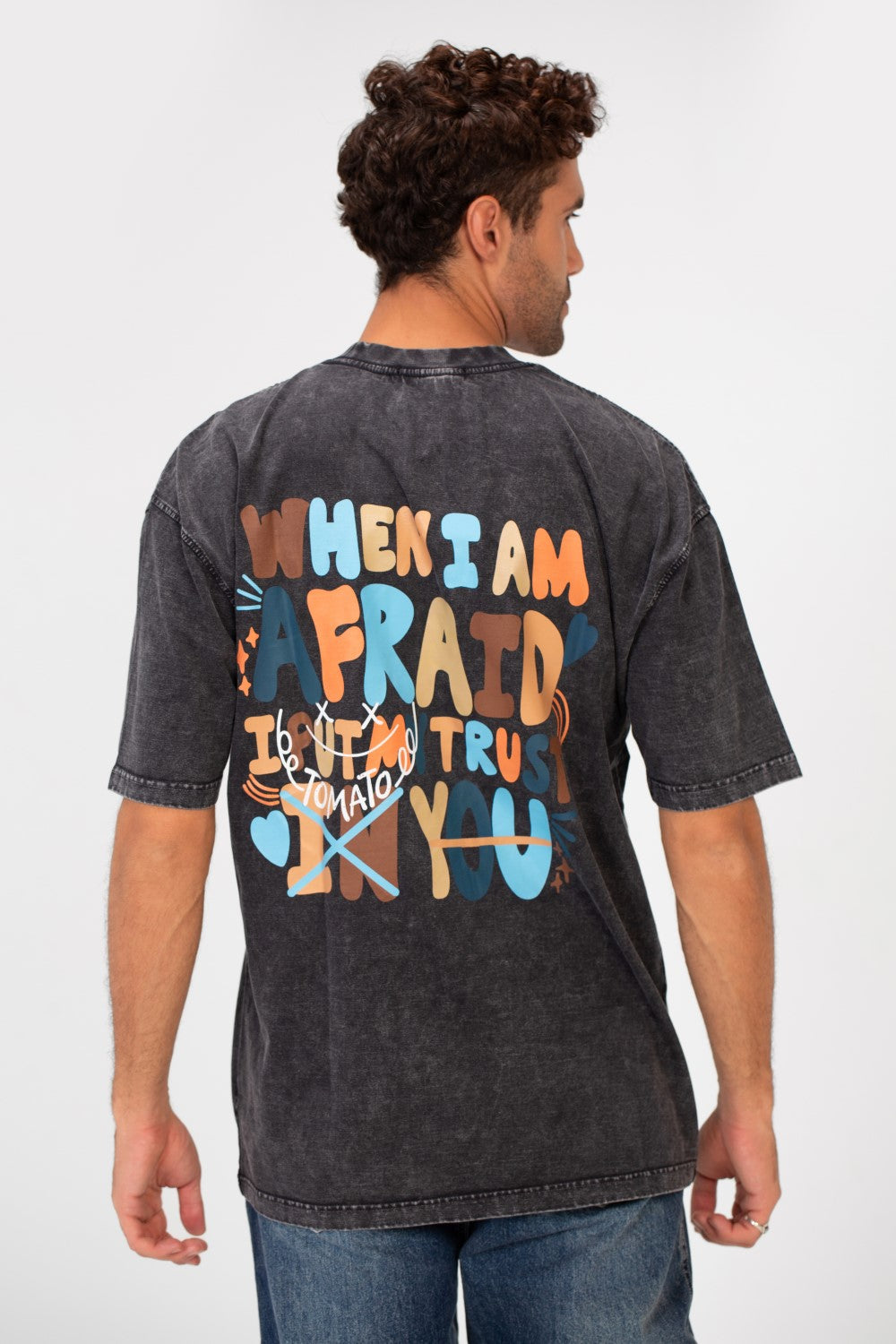 تي شيرت رجالي كبير الحجم بطبعة نص مغسول ورقبة دائرية وأكمام نصفية