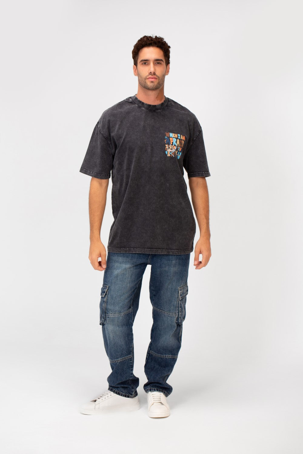 تي شيرت رجالي كبير الحجم بطبعة نص مغسول ورقبة دائرية وأكمام نصفية