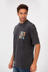 تي شيرت رجالي كبير الحجم بطبعة نص مغسول ورقبة دائرية وأكمام نصفية