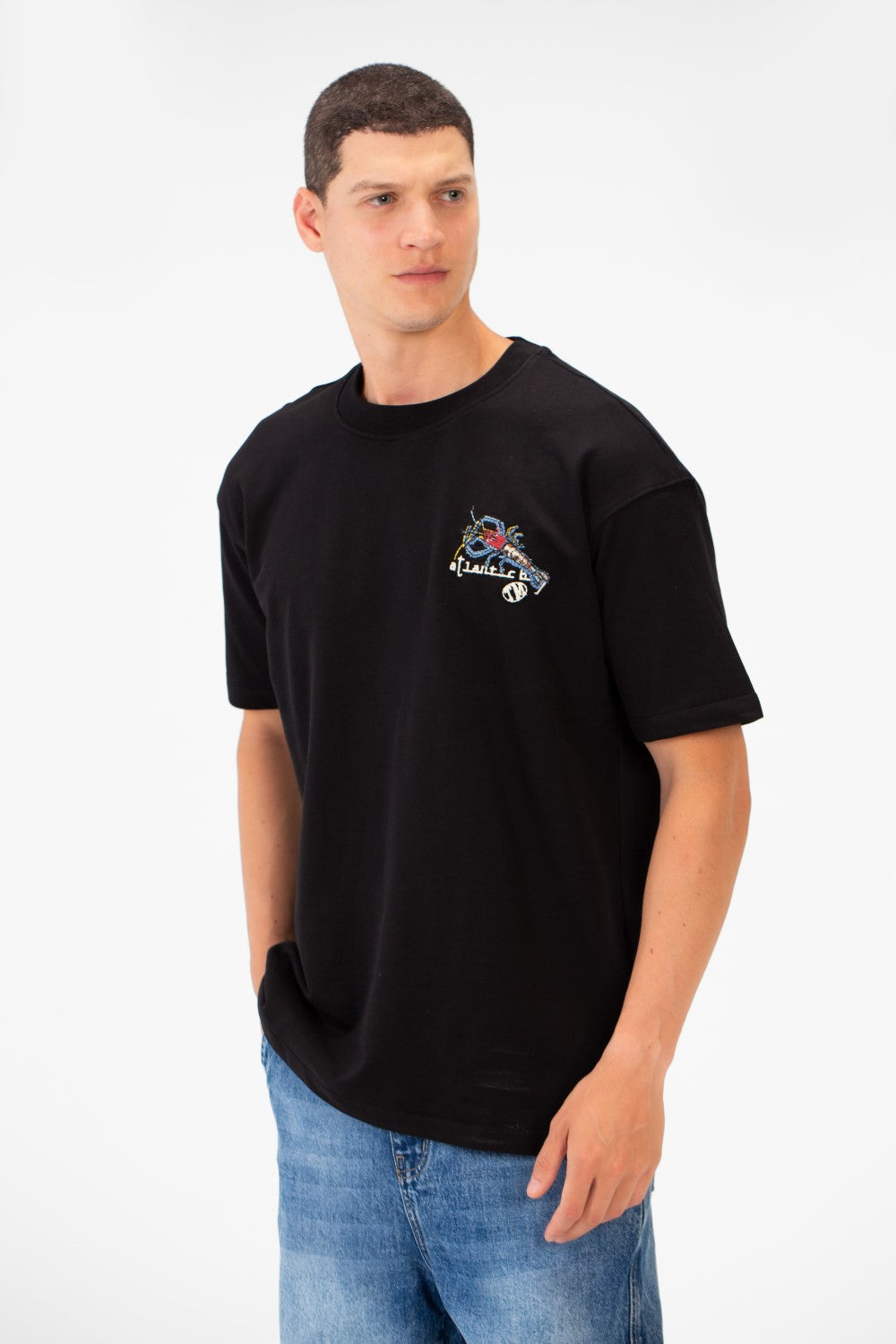 تي شيرت رجالي بقصّة عادية ورقبة دائرية وأكمام قصيرة ومطبوع من الأمام والخلف