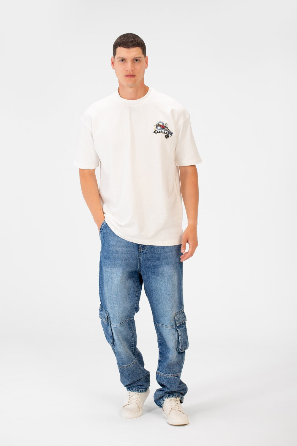 تي شيرت رجالي بقصّة عادية ورقبة دائرية وأكمام قصيرة ومطبوع من الأمام والخلف