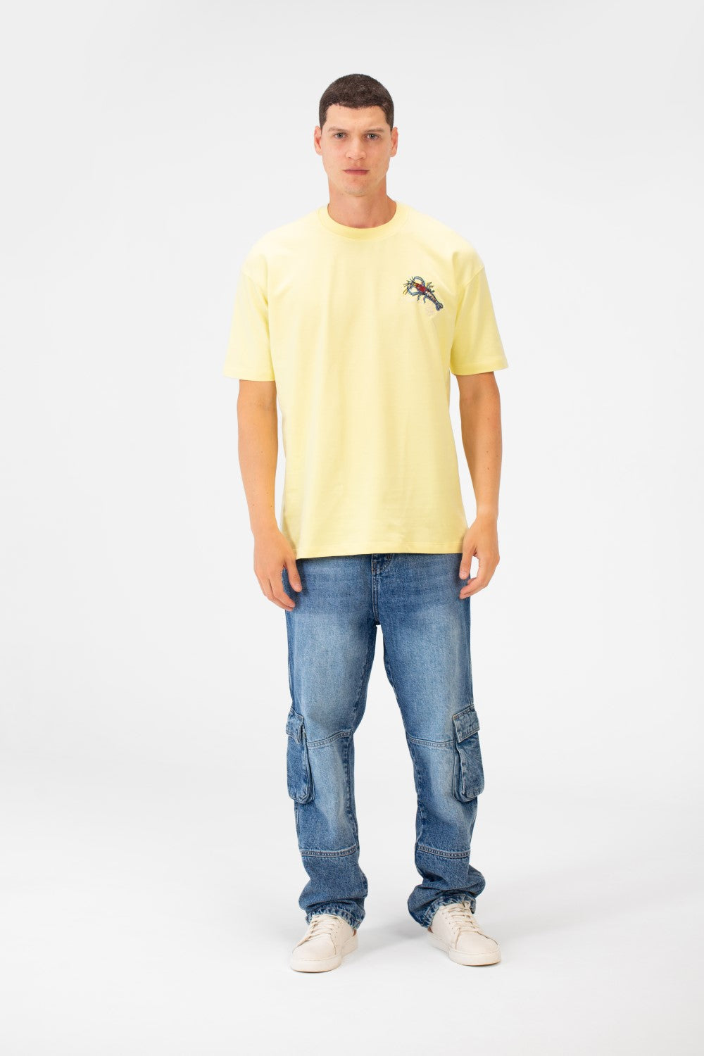 تي شيرت رجالي بقصّة عادية ورقبة دائرية وأكمام قصيرة ومطبوع من الأمام والخلف