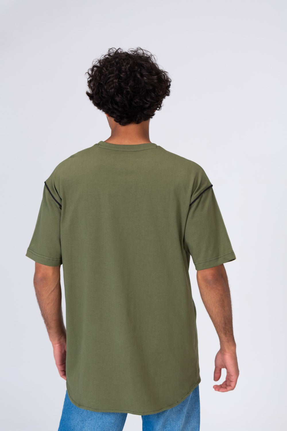 تي شيرت رجالي كبير الحجم برقبة دائرية وقصة فريدة