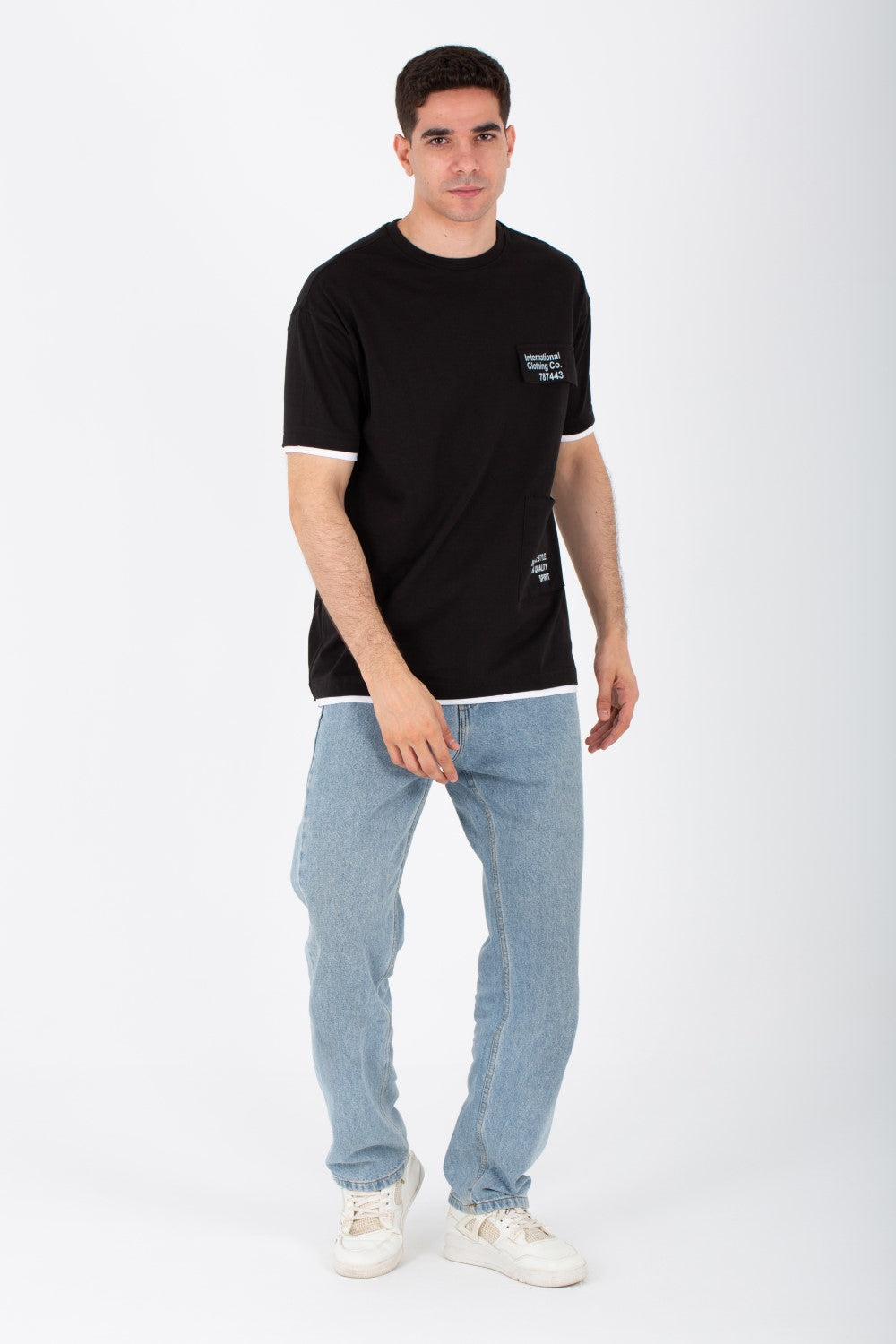 تي شيرت رجالي كبير الحجم بأكمام قصيرة وطبعة أمامية وجيب مميز في الأمام