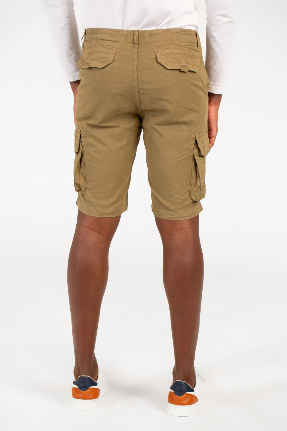 شورت رجالي من قماش الجبردين بجيوب جانبية