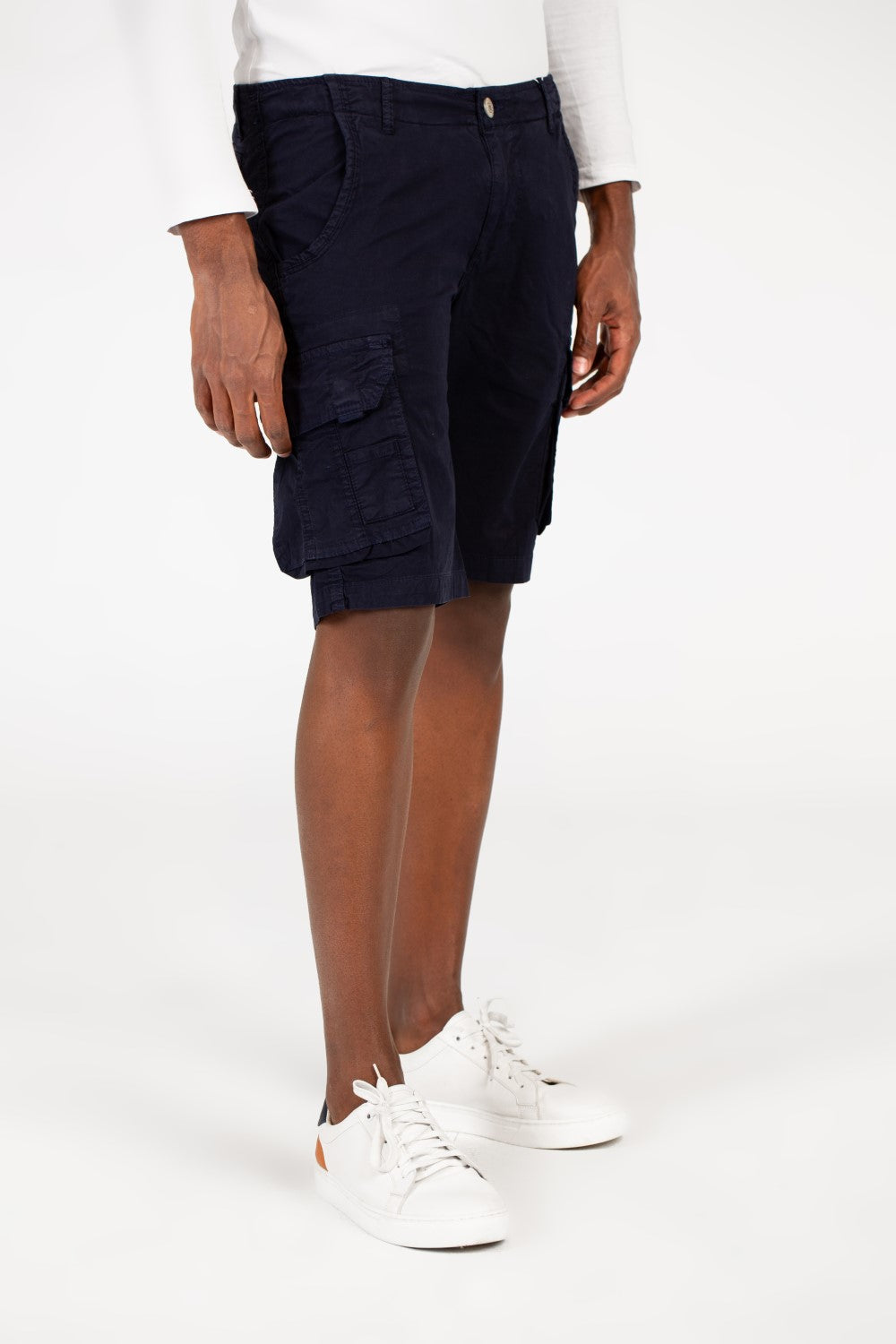 شورت رجالي من قماش الجبردين بجيوب جانبية