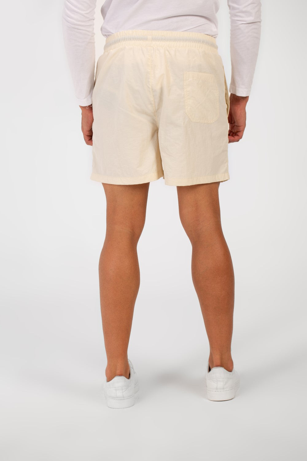 شورت سباحة رجالي أساسي مقاوم للماء مع رباط وجيوب