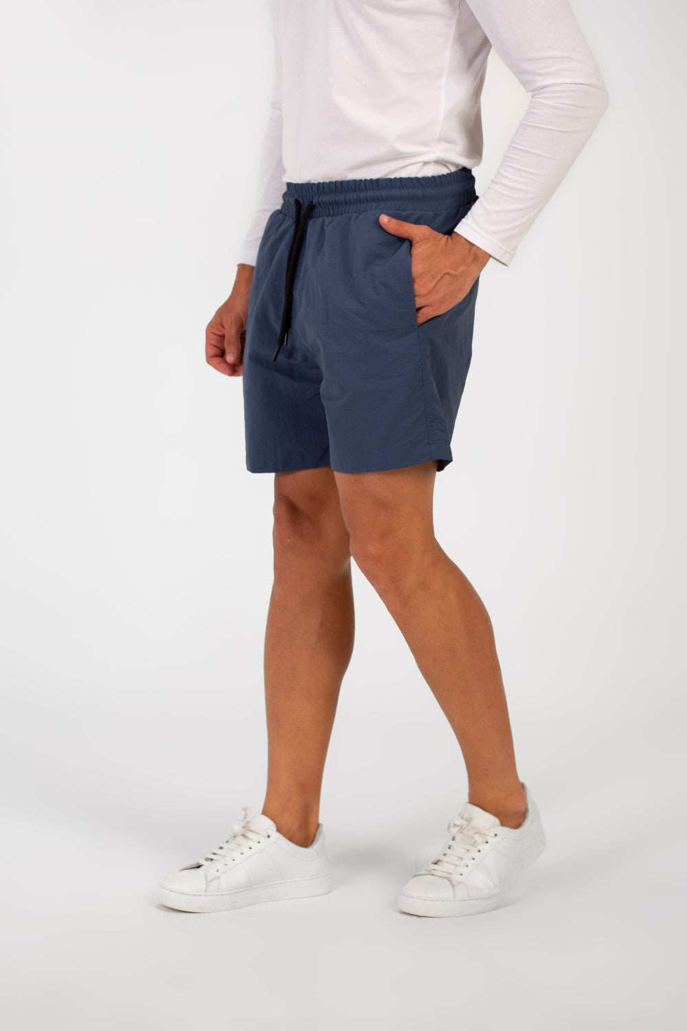 شورت سباحة رجالي أساسي مقاوم للماء مع رباط وجيوب