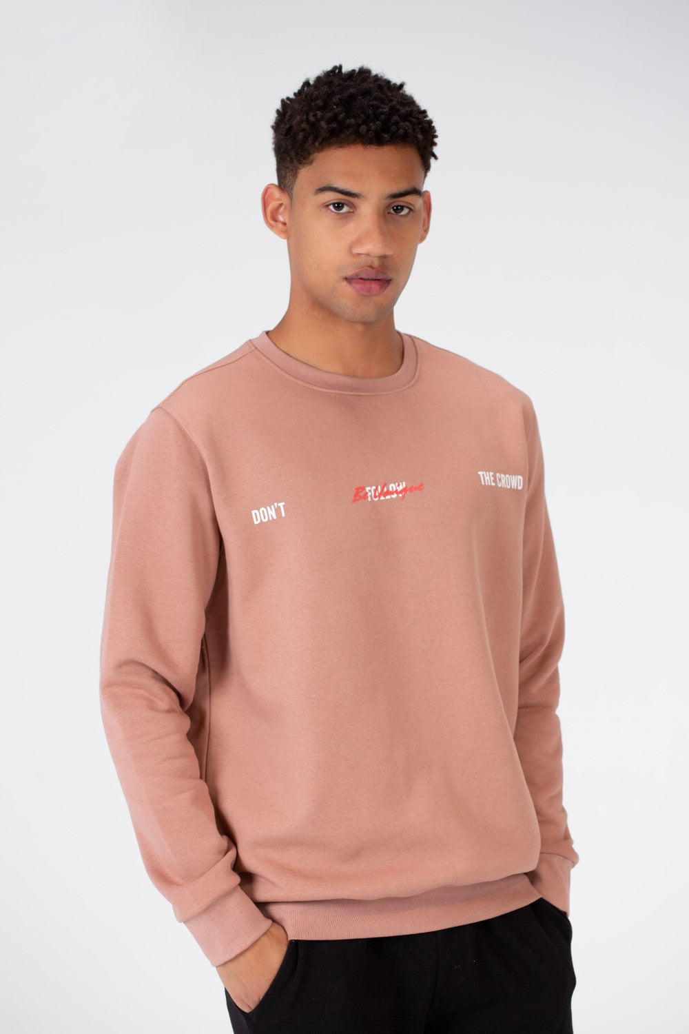 سويت شيرت رجالي مطبوع برقبة دائرية مصنوع من مادة ميلتون