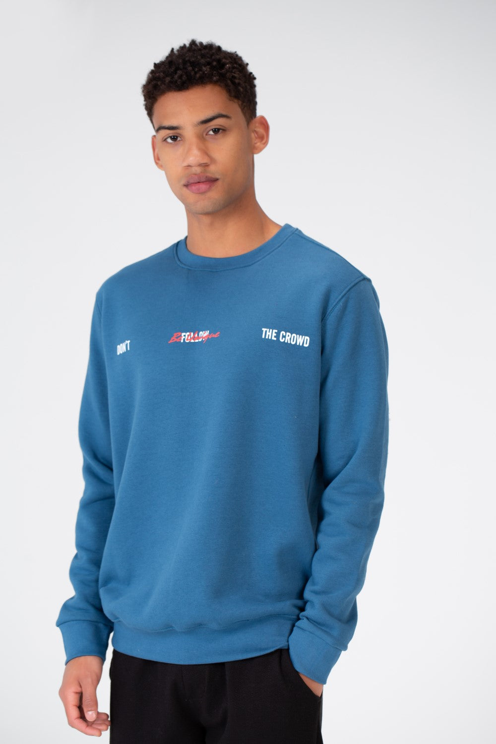 سويت شيرت رجالي مطبوع برقبة دائرية مصنوع من مادة ميلتون