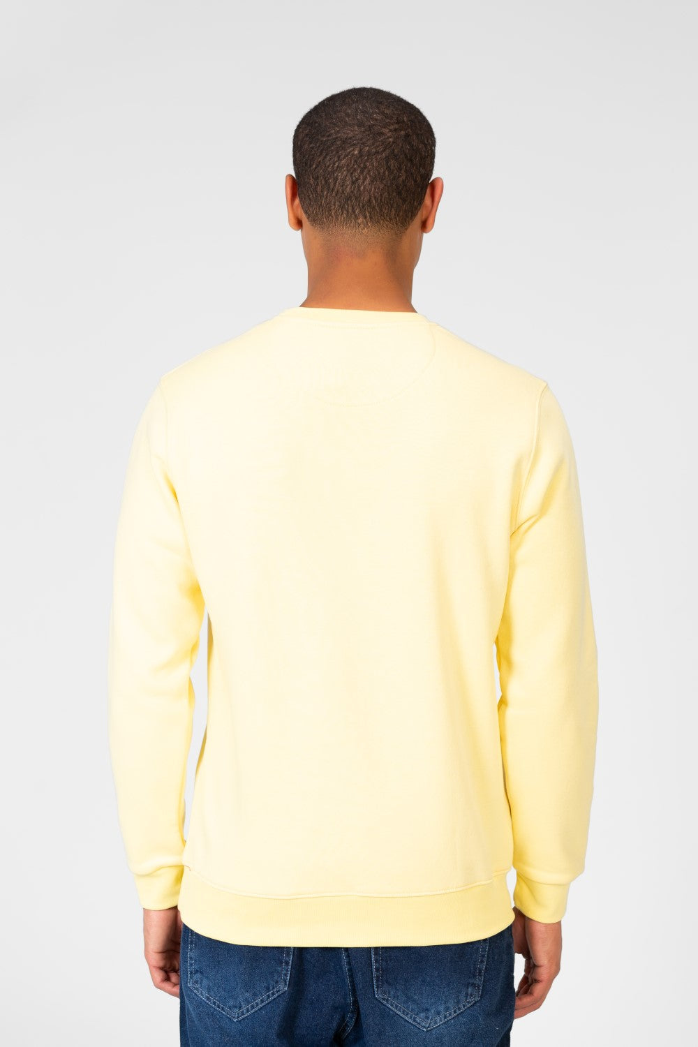 سويت شيرت رجالي برقبة دائرية مع طباعة نصية