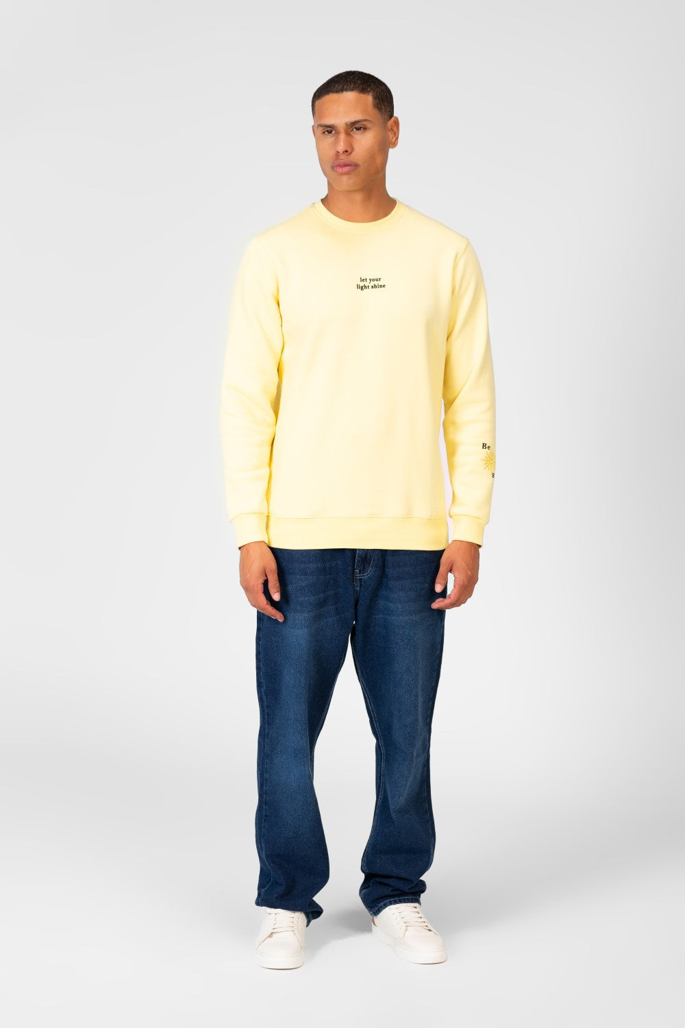 سويت شيرت رجالي برقبة دائرية مع طباعة نصية