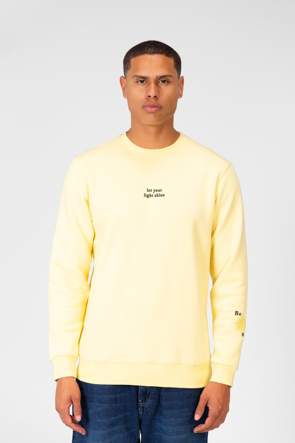 سويت شيرت رجالي برقبة دائرية مع طباعة نصية