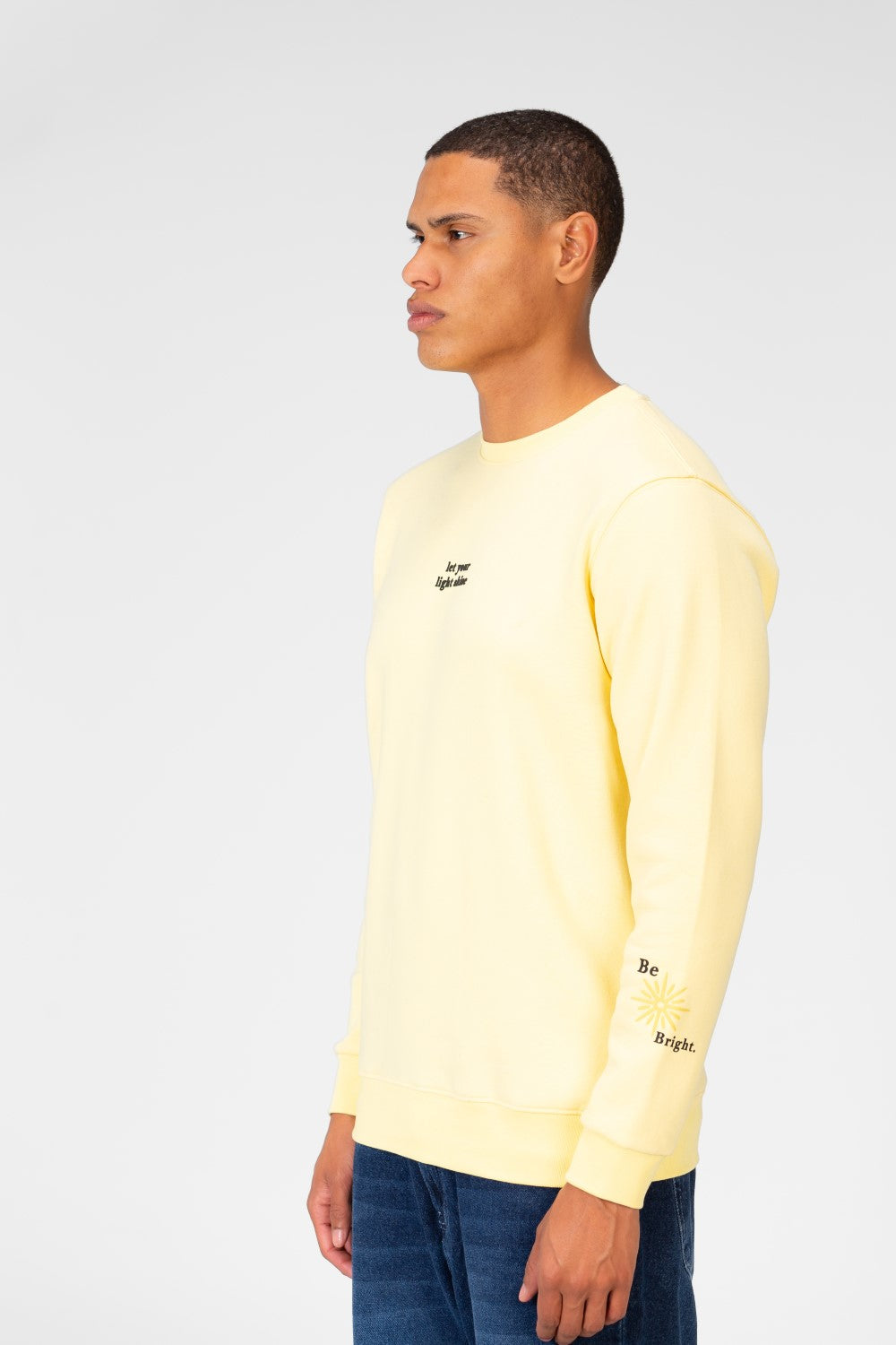 سويت شيرت رجالي برقبة دائرية مع طباعة نصية