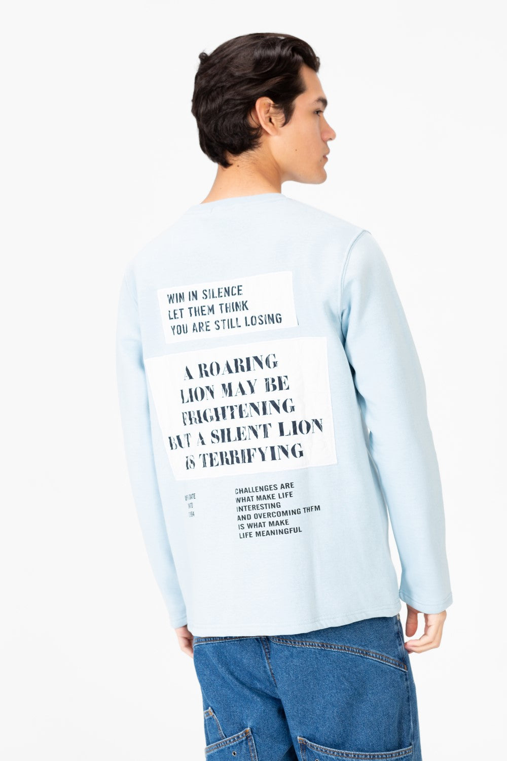 سويت شيرت رجالي بطبعة نصية ورقبة دائرية