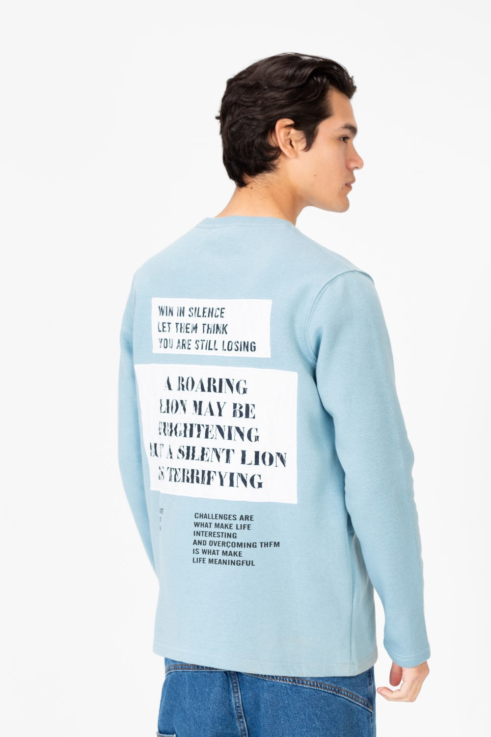 سويت شيرت رجالي بطبعة نصية ورقبة دائرية