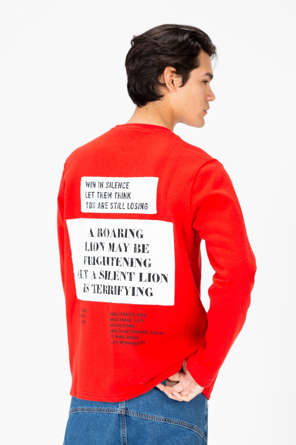 سويت شيرت رجالي بطبعة نصية ورقبة دائرية