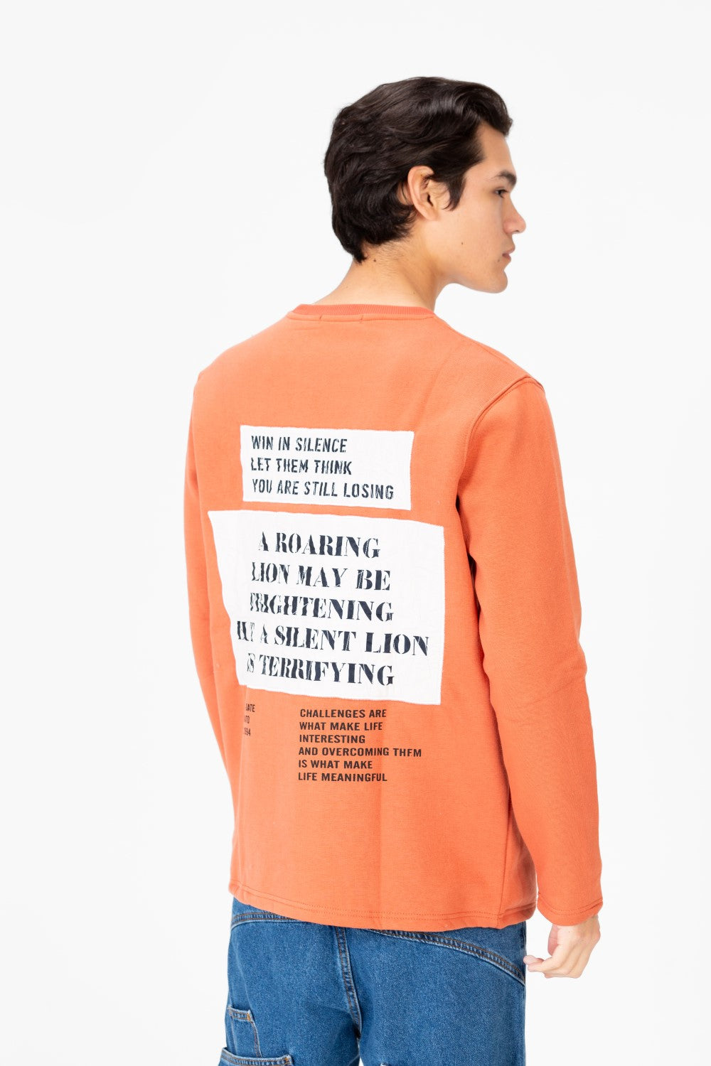 سويت شيرت رجالي بطبعة نصية ورقبة دائرية